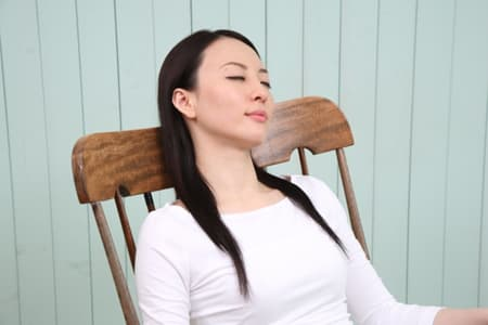 流産後に精神ケアをする女性